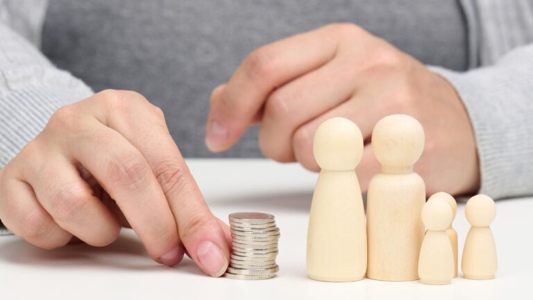 Dofinansowanie to forma pomocy, jaką rząd holenderski oferuje ludziom o niskich dochodach. Istniejące rodzaje dofinansowań, z których możemy skorzystać w Holandii, spełniając warunki określone przez Belastingdienst przy każdym z nich, to: Zorgtoeslag (dofinansowanie do ubezpieczenia) Huurtoeslag (Dofinansowanie do mieszkania) Kindgebonden budget (dofinansowanie na dziecko) Kinderopvangtoeslag (dofinansowanie do przedszkola)