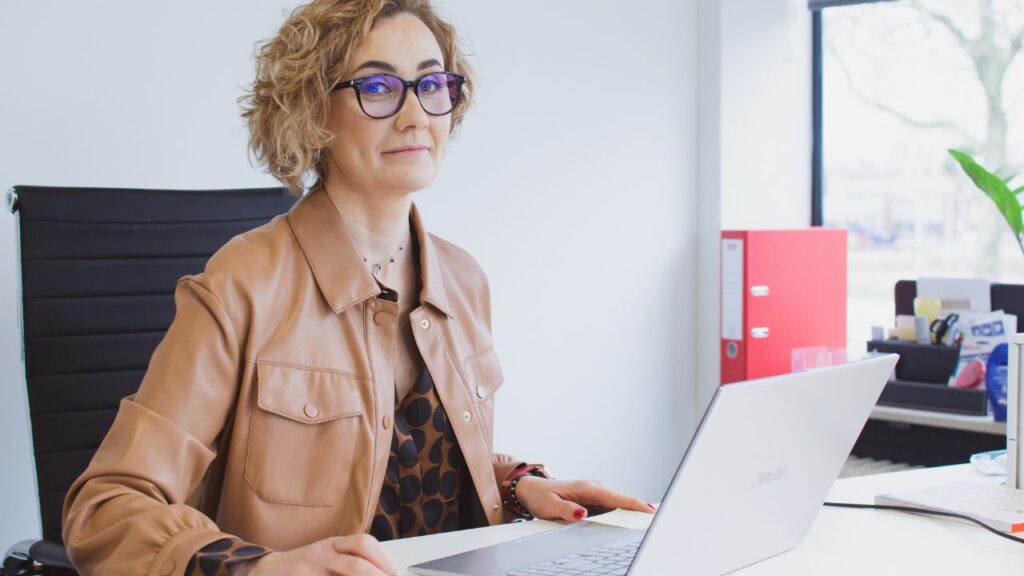 roczne rozliczenie firmowe w Holadnii. Jak wygląda roczne rozliczenie w Holadnii dla prowadzących działalność gospodarczą, ile kosztuje roczne rozliczenie w Holadnii dla firm, jakie ulgi przysługują przy rocznym rozliczeniu z podatku